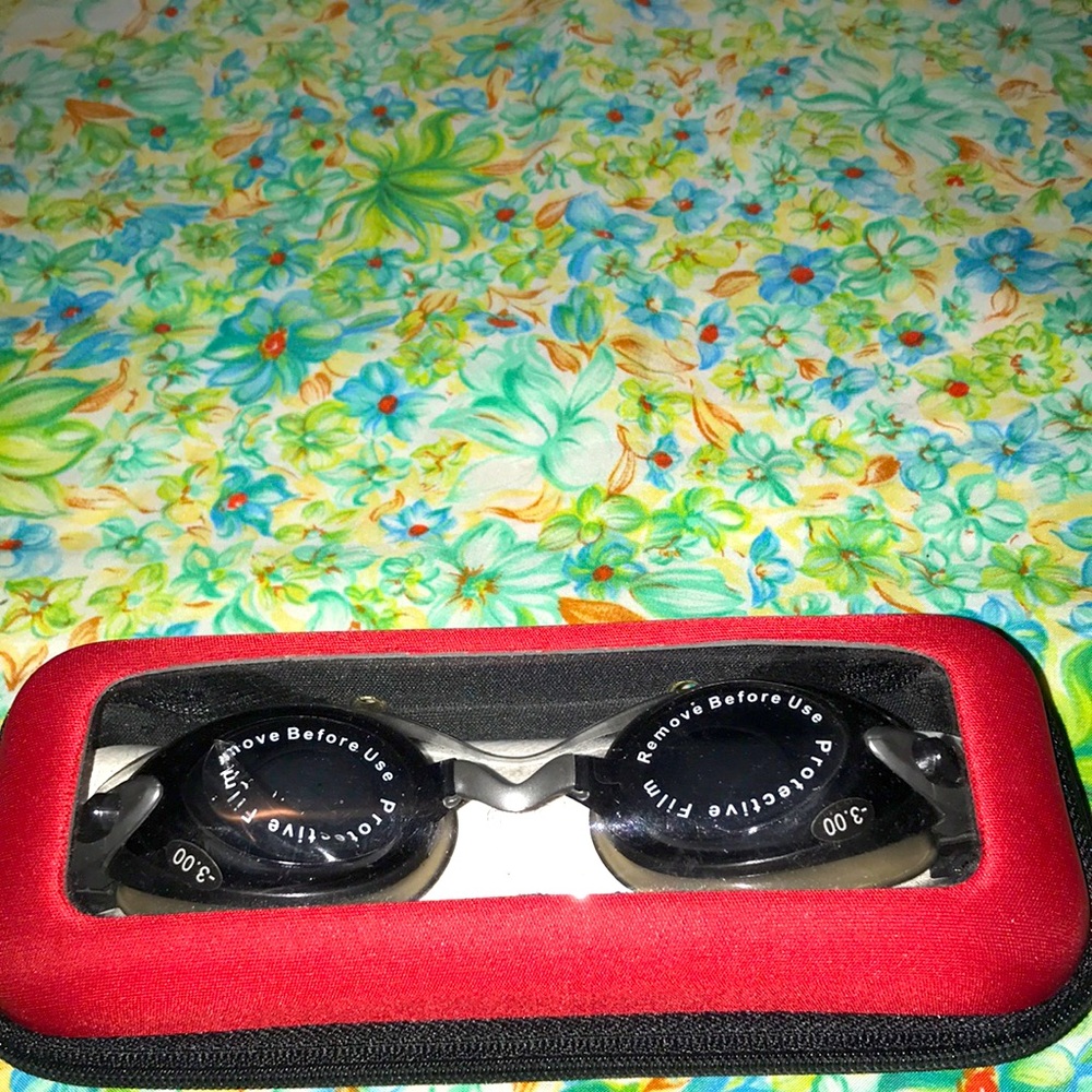 4/$10🌻🌻Black & gray leader swim goggles